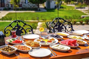 Desayuno de cocina local incluido todos los días