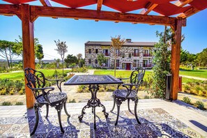 舒适双人房, 露台 | 高档床上用品、加厚床垫、迷你吧、客房内保险箱