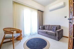 华丽套房, 多间卧室, 阳台 | 高档床上用品、加厚床垫、迷你吧、客房内保险箱