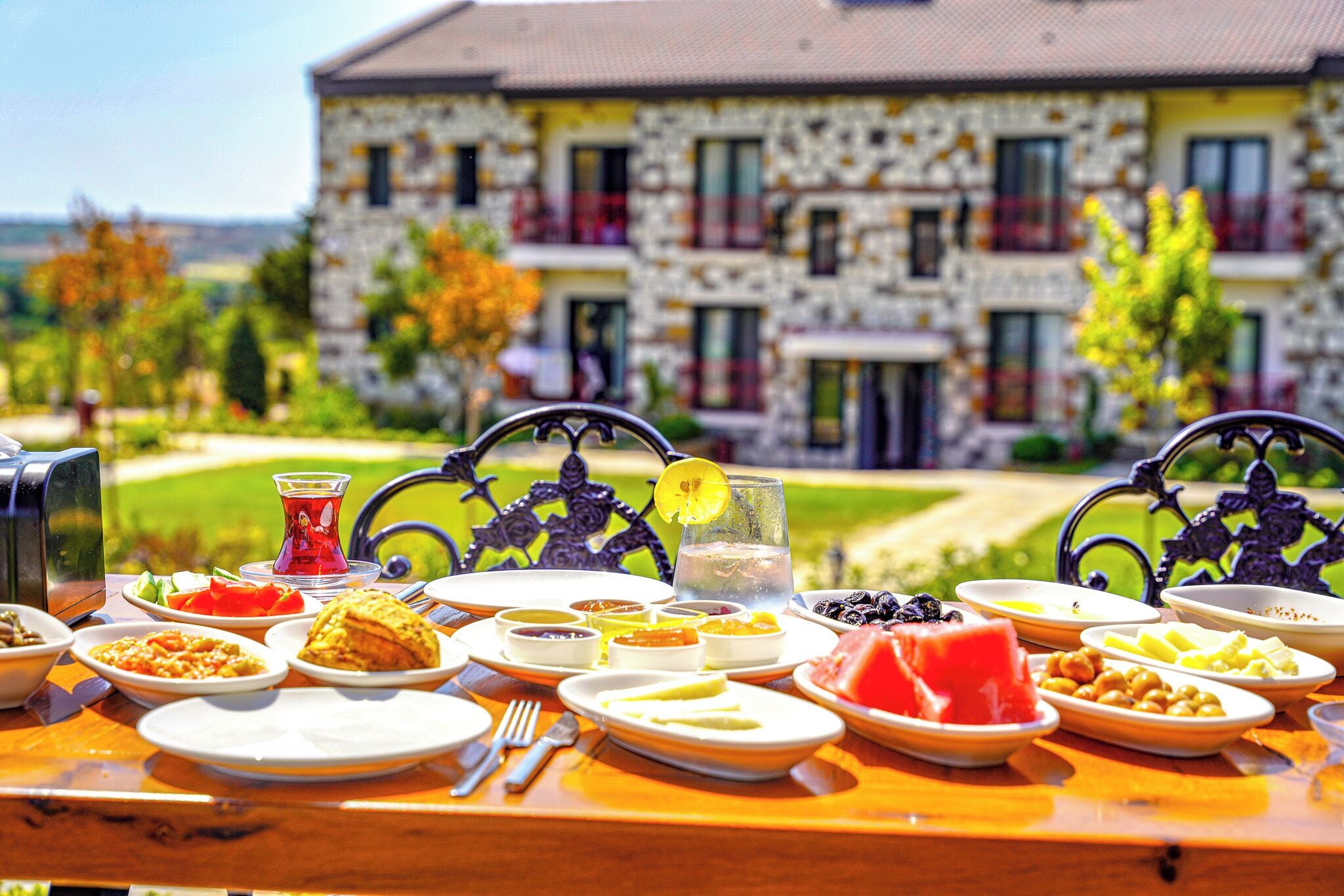 فطور من الأطباق المحلية مجانًا يوميًا