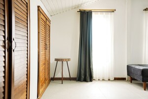 Ropa de cama de alta calidad, colchones con pillow-top y minibar 