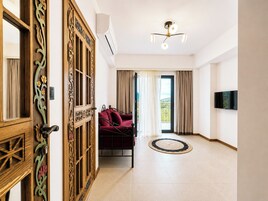 Ropa de cama de alta calidad, colchones con pillow-top y minibar 