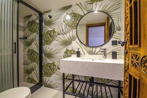 Standaard loft | Badkamer | Een douche, een regendouche, gratis toiletartikelen, een haardroger