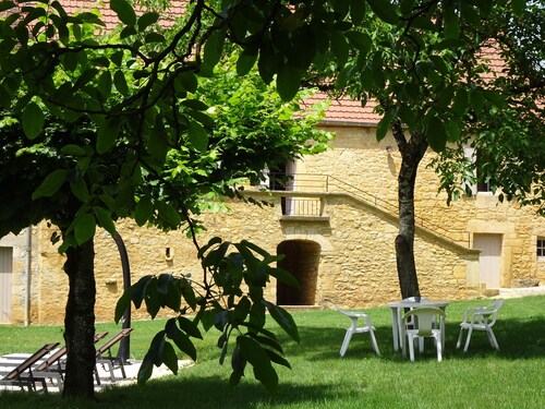 Domaine avec piscine à Milhac 4*