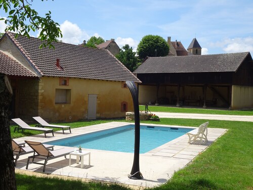 Domaine avec piscine à Milhac 4*