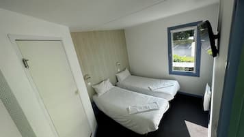 Eenvoudige kamer, 2 eenpersoonsbedden | Een bureau, een laptopwerkplek, gratis wifi, beddengoed