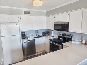 Microondas y cafetera y tetera 