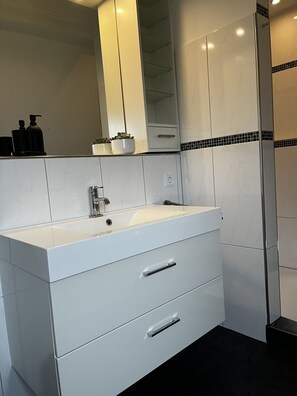 Suihku, hiustenkuivaaja, pyyhkeet, vessapaperi