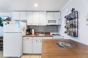 Microwave, coffee/tea maker - Cozy 1 bedroom condo, Downtown, with a pool, close to the beach and the famous OC boardwalk (Ocean City)