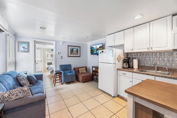 TV - Cozy 1 bedroom condo, Downtown, with a pool, close to the beach and the famous OC boardwalk (Ocean City)