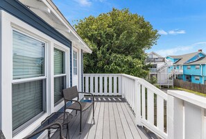Terrace/patio - Cozy 1 bedroom condo, Downtown, with a pool, close to the beach and the famous OC boardwalk (Ocean City)