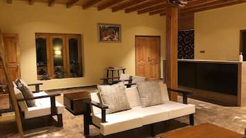 Deluxe Triple Room | Reception