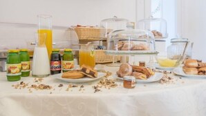 A breakfast buffet with various food items, including pastries, fruits, and beverages. - Dimora dell'Osanna  (Carovigno)