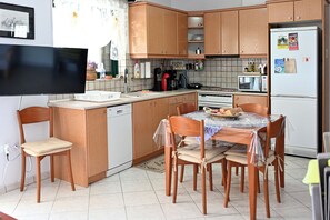 Kühlschrank, Mikrowelle, Ofen, Geschirrspüler