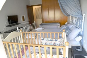 2 Schlafzimmer, Schreibtisch, Bügeleisen/Bügelbrett, Reisekinderbett