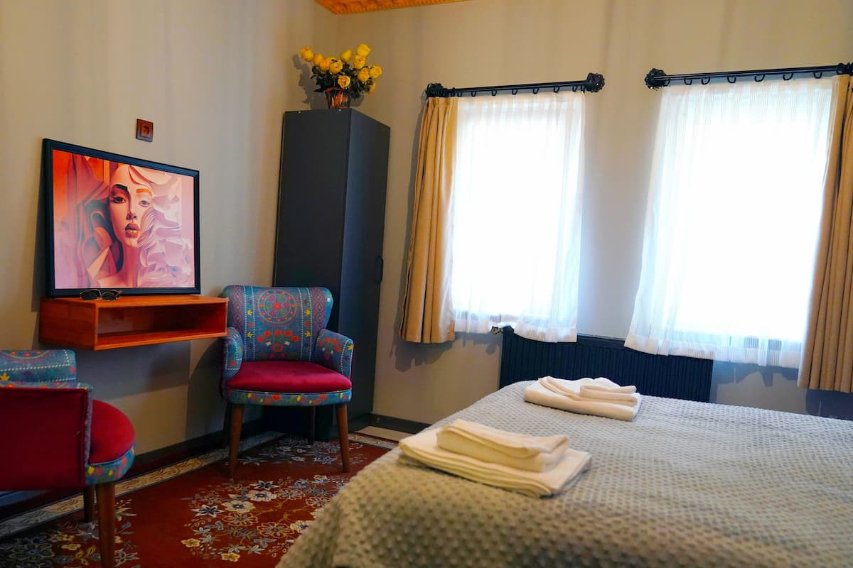 Design Room, 1 King Bed | 1 bedroom, premium bedding, Select Comfort beds, in-room safe