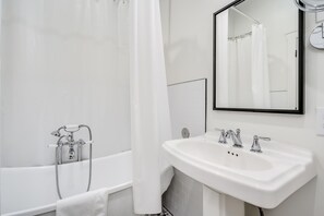 House, 1 Queen Bed, Kitchen, Garden View (Adina - Suite 101) | Bathroom - Private Suite in Historic Austin B&b: Sleeps 2! (Austin)