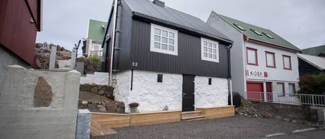 Vista frontal de la propiedad