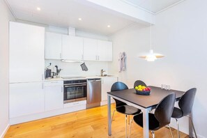 Lejlighed | Privat køkken | Køleskab/fryser i fuld størrelse, ovn, opvaskemaskine, kaffe-/temaskine