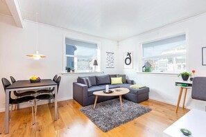 Lejlighed | Opholdsområde | 30-tommers fladskærms-tv med satellitkanaler, spillekonsol