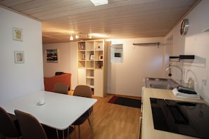 Huoneisto | Yksityinen keittiö | Jääkaappi, uuni, kahvin-/teenkeitin, vedenkeitin