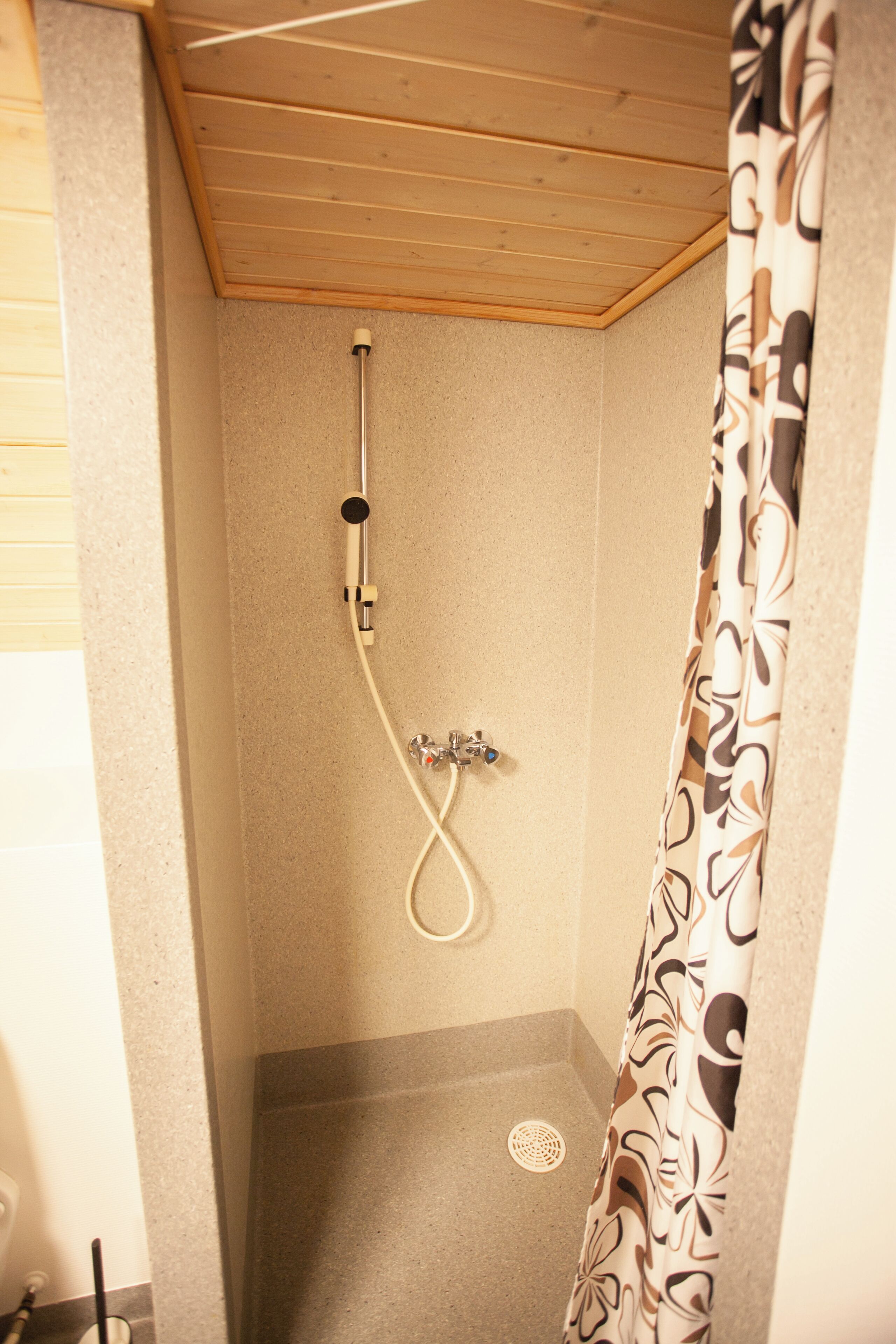 Apartamento | Banheiro | Chuveiro, secador de cabelo, toalhas de banho, sabonete