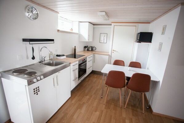 Fridge, oven, coffee/tea maker, electric kettle