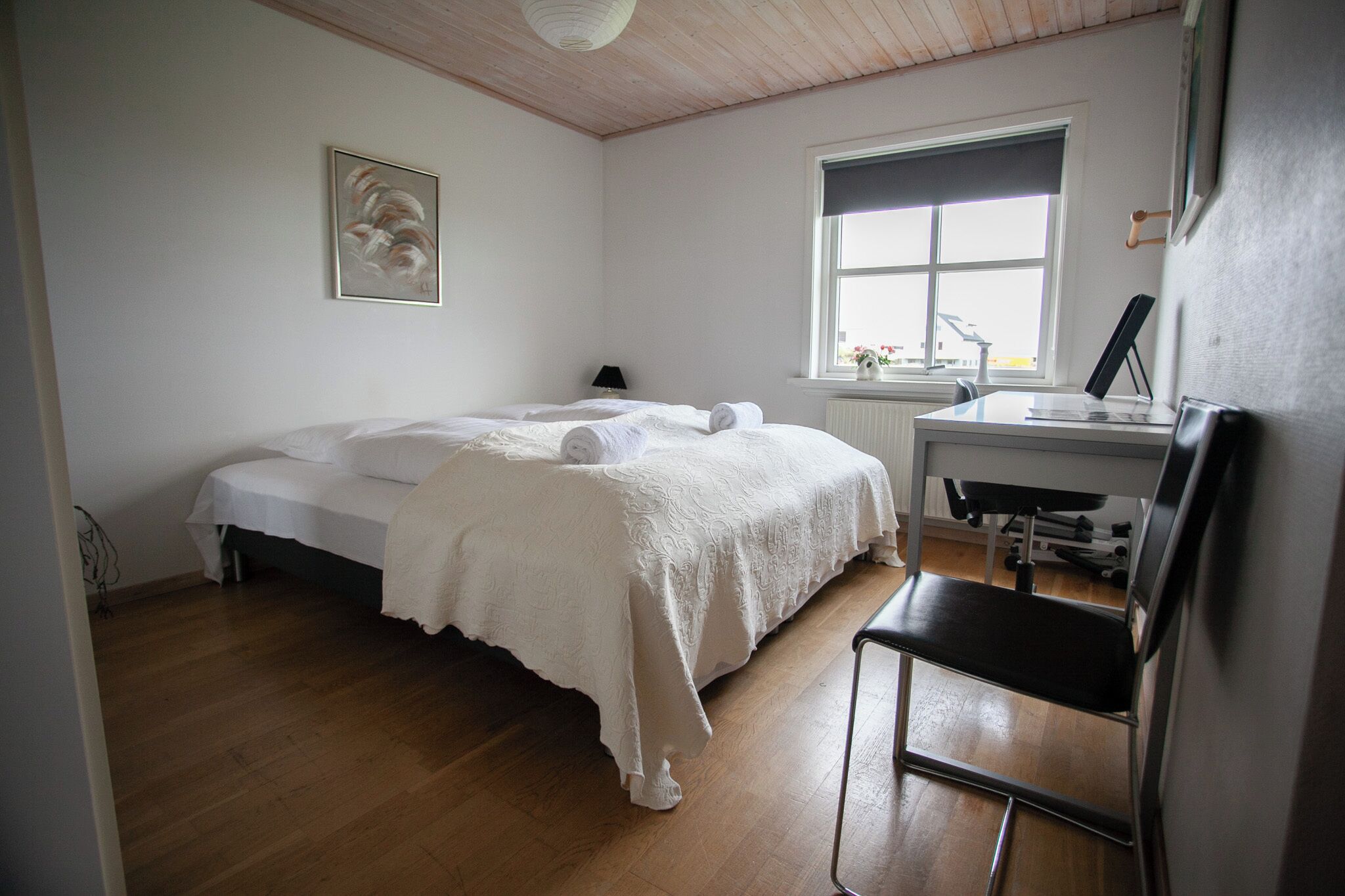 House | 4 bedrooms, individually decorated, individually furnished, desk