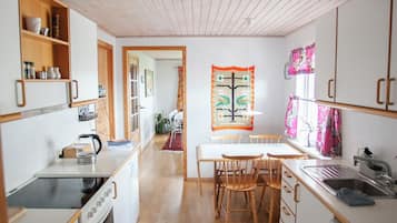 House | Private kitchen | Full-sized fridge, microwave, oven, stovetop