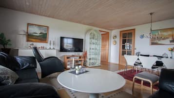 House | Living room | 30-inch flat-screen TV with satellite channels