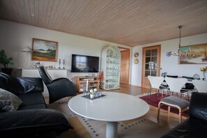 House | Living room | 30-inch flat-screen TV with satellite channels - 4 Br House / Capital / Cheerful /Nature (Tórshavn)