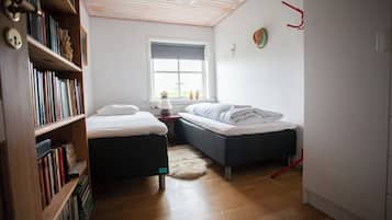 House | 4 bedrooms, individually decorated, individually furnished, desk