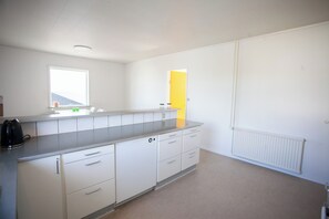 Shared kitchen - The Bird / Guesthouse / 10 Min Walk Downtown (Tórshavn)