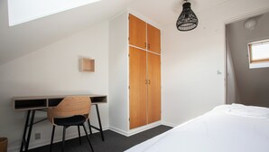 A bedroom with a bed, a desk, a chair, and a wardrobe. - The Bird / Guesthouse / 10 Min Walk Downtown (Tórshavn)