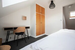Room | 1 bedroom, individually decorated, individually furnished, desk - The Bird / Guesthouse / 10 Min Walk Downtown (Tórshavn)