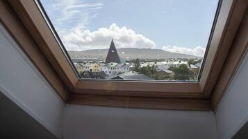 Room | 1 bedroom, individually decorated, individually furnished, desk