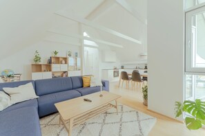 บ้านพัก | ห้องนั่งเล่น | ทีวีจอแบน 40 นิ้ว พร้อมช่องดาวเทียม, พื้นอุ่น, บริการสตรีมมิ่ง