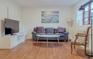 Apartment | Living room | 40-inch flat-screen TV with satellite channels - Aparthotel - Marina - Central - Tórshavn (Tórshavn)