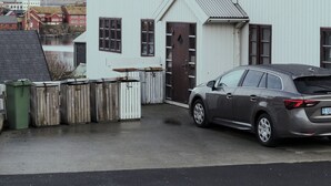 A white building with multiple windows and a balcony. - Aparthotel - Marina - Central - Tórshavn (Tórshavn)