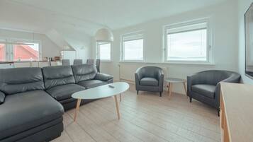 Apartment | Living room | Flat-screen TV