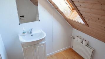 Apartment | Bathroom | Shower, hair dryer, towels, soap