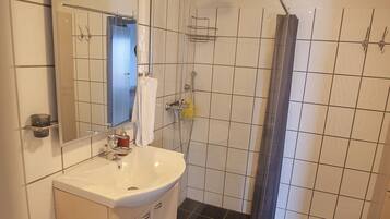 Apartment | Bathroom | Shower, hair dryer, towels, soap