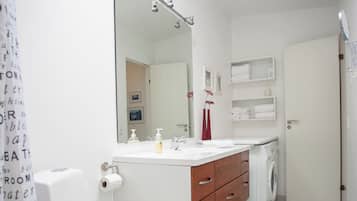 Standard Apartment | Bathroom | Shower, hair dryer, heated floors, towels