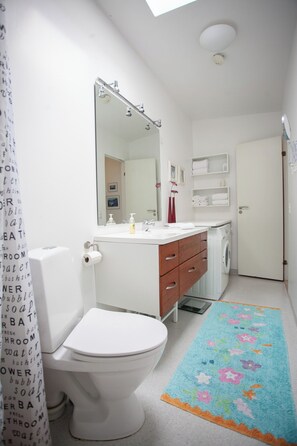Standard Apartment | Bathroom | Shower, hair dryer, heated floors, towels - Downtown Tórshavn - Large 3 Bedroom Apartment (Tórshavn)