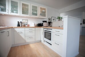 标准公寓 | 私人厨房 | 冰箱、微波炉、烤箱、炉灶