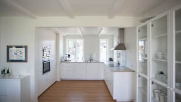 House | Private kitchen | Full-sized fridge, microwave, oven, stovetop