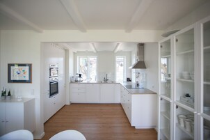 Refrigerador con freezer, microondas, horno, placa de cocina