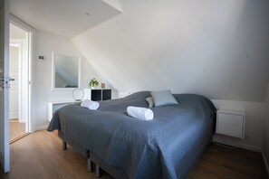 Hus | 2 sovrum, individuell inredning, unika möbler och mörkläggningsgardiner