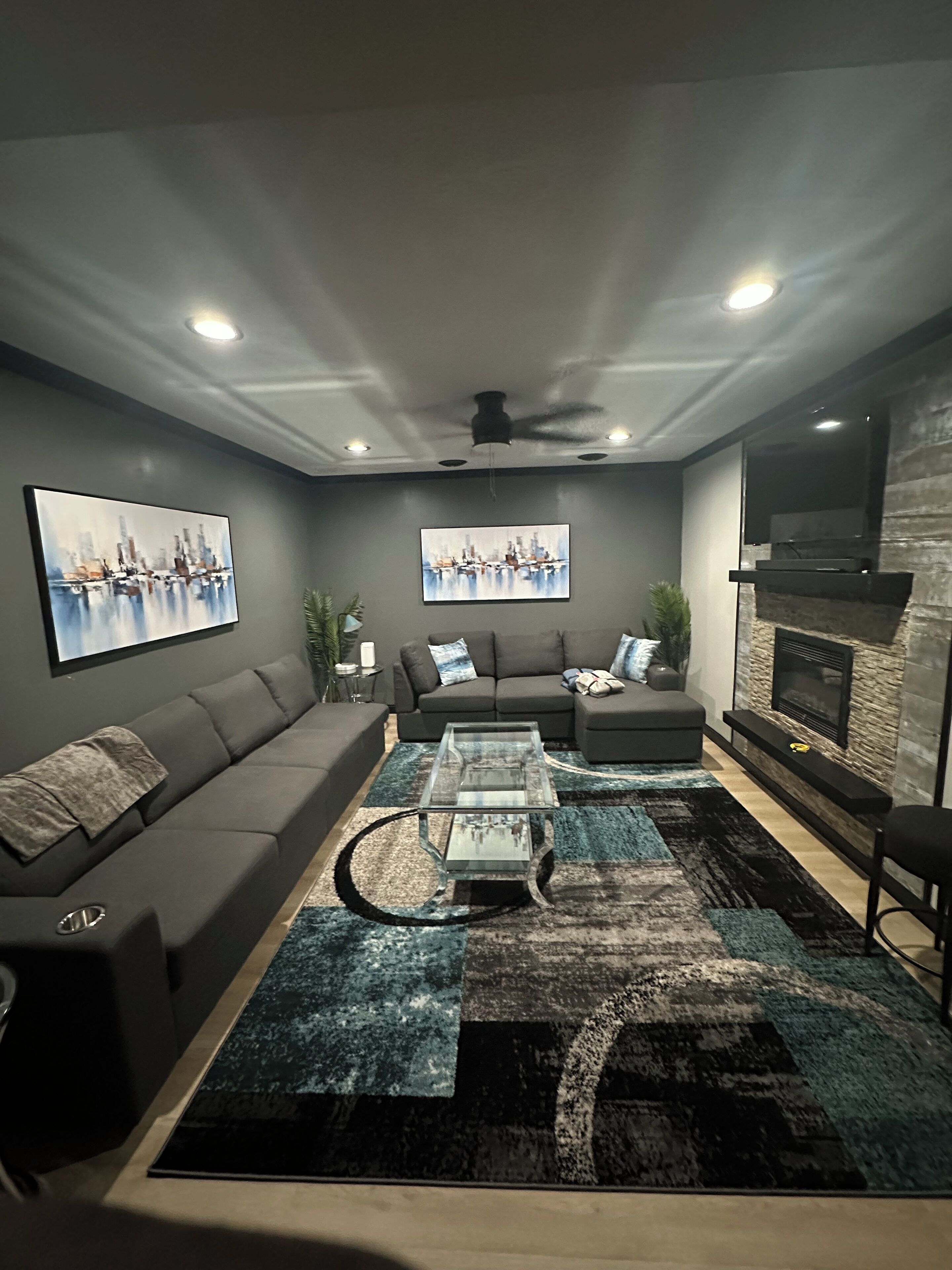 Televisor intel·ligent, llar de foc, videojocs i futbolí 