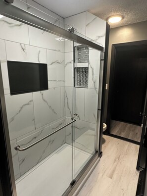 Dusche, Handtücher, Seife, Shampoo